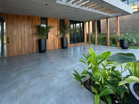 Casa en Venta con 4 cocheras