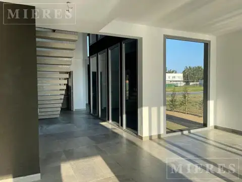 Casa 6 ambientes con 3 baños