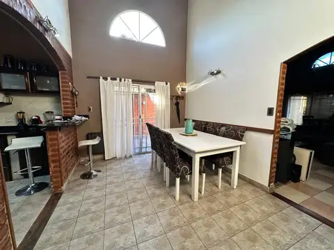 Casa 5 ambientes con 3 baños