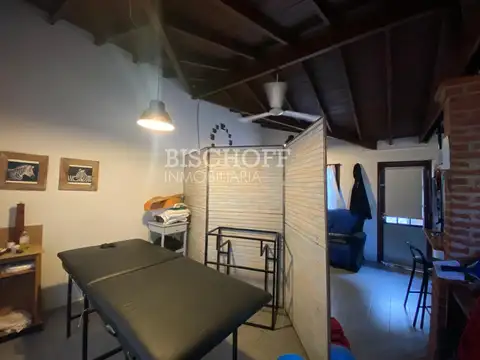 CASA DE 2 AMBIENTES CON COCHERA, TODOS LOS SERVICIOS