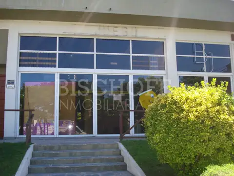 AMPLIO LOCAL COMERCIAL, SOBRE AVENIDA 3 EN ZONA SUR, VILLA GESELL