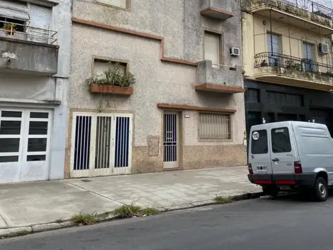 AMPLIA CASA SOBRE LOTE PROPIO DE 5 AMBIENTES CON COCHERA EN EXCELENTE UBICACION 