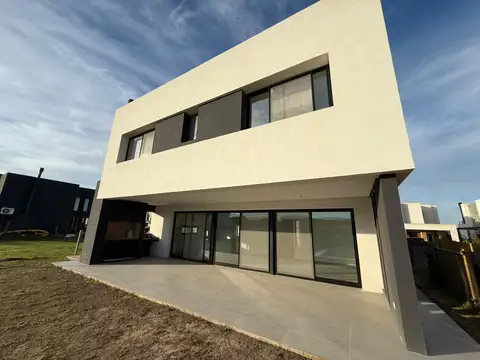 Excelente casa a estrenar en  Vila Marina II lote interno