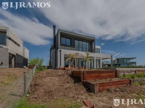 Casa 5 ambientes con 3 baños