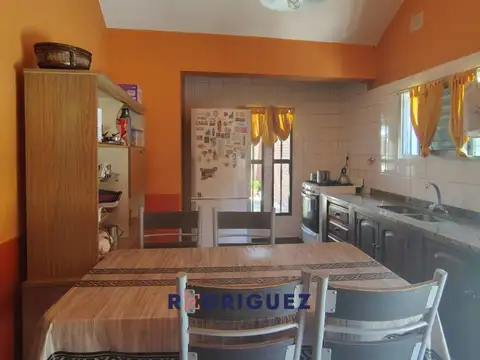 Casa 6 ambientes con 2 baños