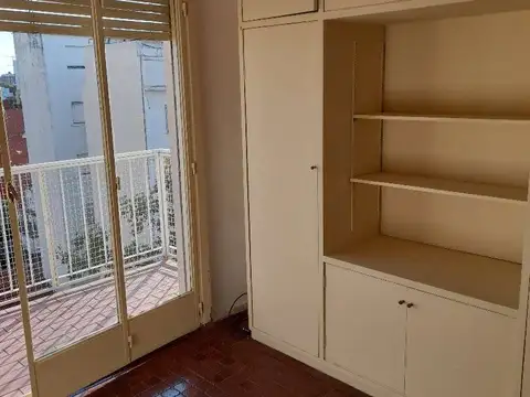 MONOAMBIENTE CON BALCON AL FRENTE MUY LUMINOSO BAJAS EXPENSAS