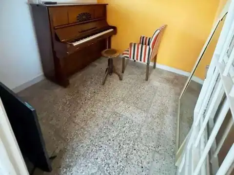 Inmueble ofrecido A VALOR LOTE Casa construida al frente continua JARDIN-PATIO y Ctrafrente GALPON