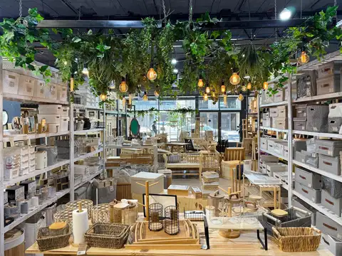 Local en Alquiler con amplia vidriera, entrepiso y oficina