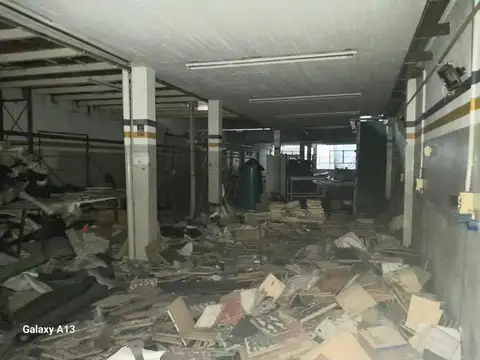 Venta galpón 650 m² en 2 plantas y 120 m² de oficinas S/lote