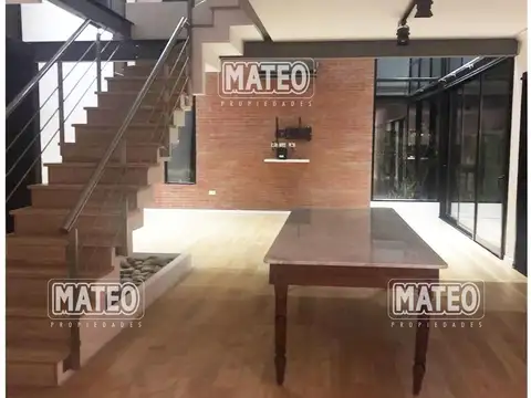 Casa en Venta con 2 cocheras