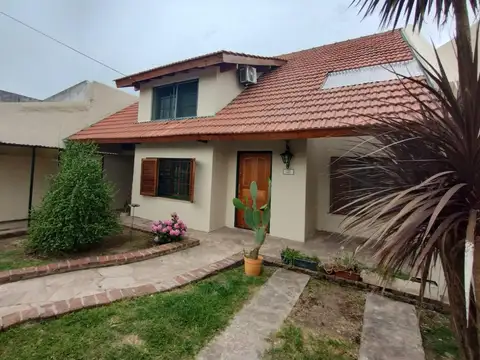 Amplia casa con 3 dormitorios y parque - Laprida al 700