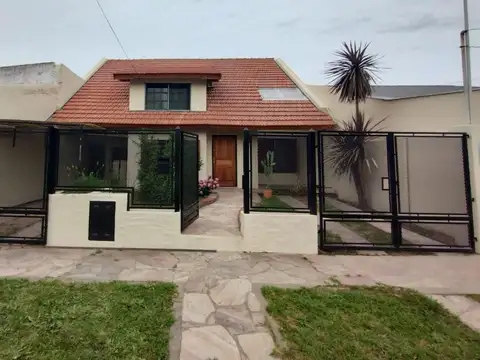 Amplia casa con 3 dormitorios y parque