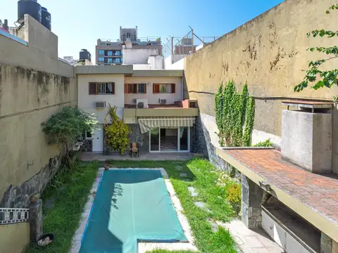 VENTA - Casa de estilo con 9 dormitorios, y quincho - Lourdes, Rosario.