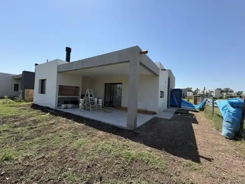 Casa en Venta en Pilar Del Este - Santa Elisa, USD 167.000