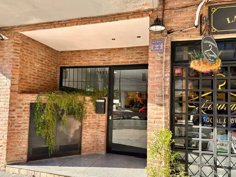 Rioja al 3100 y Av Francia. Balcón. Ventilación cruzada