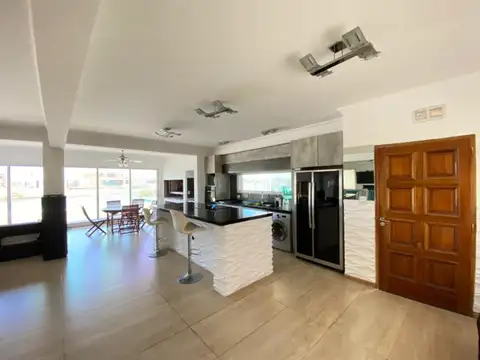 Casa 5 ambientes con 3 baños