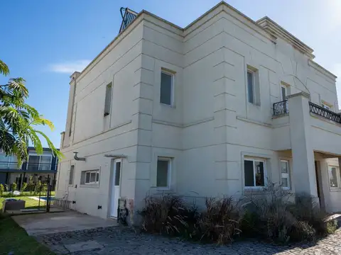 VENTA CASA 7 AMBIENTES EN PUERTOS DEL LAGO ACACIAS