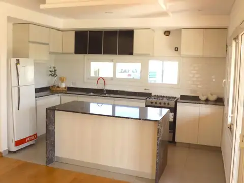 VENTA CASA 7 AMBIENTES EN PUERTOS DEL LAGO ACACIAS