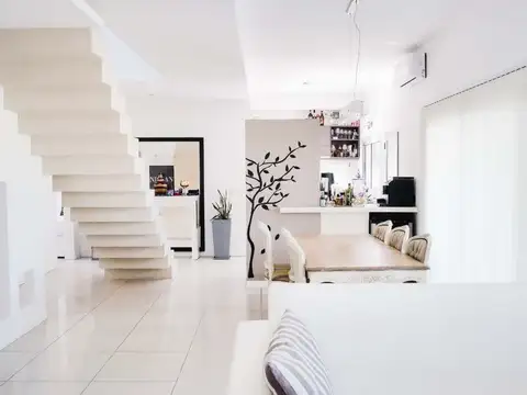 Casa 6 ambientes con 2 baños