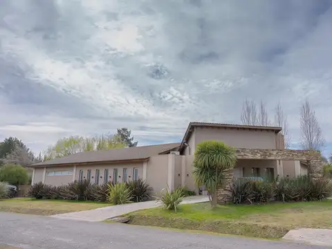 CASA 6 AMBIENTES EN VENTA PISCINA BARRIO MALIBU