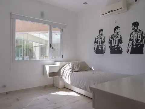 Casa en Venta con 3 cocheras
