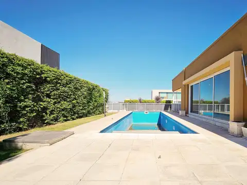 Casa 14 ambientes con 3 baños