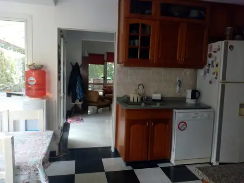 Casa 5 ambientes en dos plantas con jardín, cochera y jacuzzi