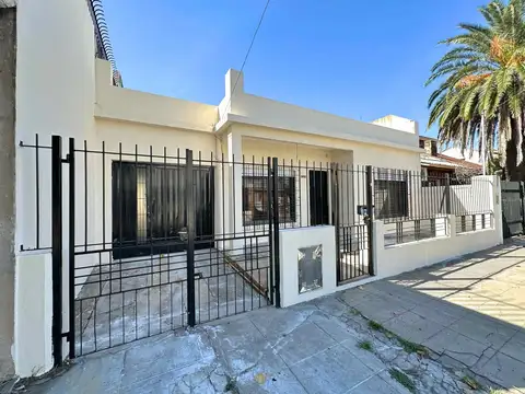 Casa de 3 ambientes con patio y cochera