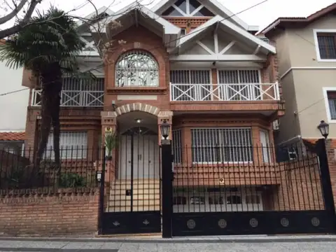 Impecable chalet de ladrillo a la vista en alquiler. Ubicado en Martínez de Vías a Libertador.