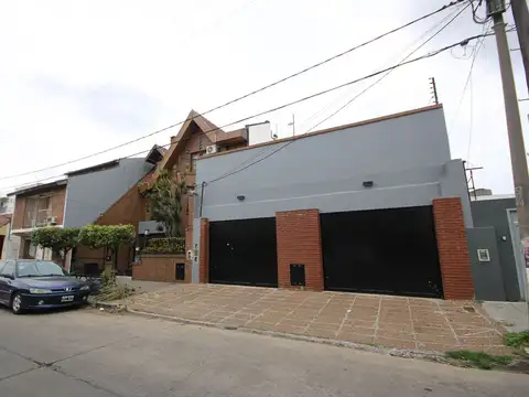 Casa 8 ambientes con 3 baños