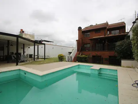 CASA EN VENTA CON PILETA EN RAMOS MEJIA