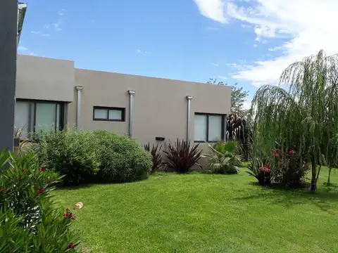 Casa en Venta en Solares, USD 250.000