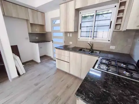 Venta Dúplex 4 AMB NUEVO cochera patio Hurlingham