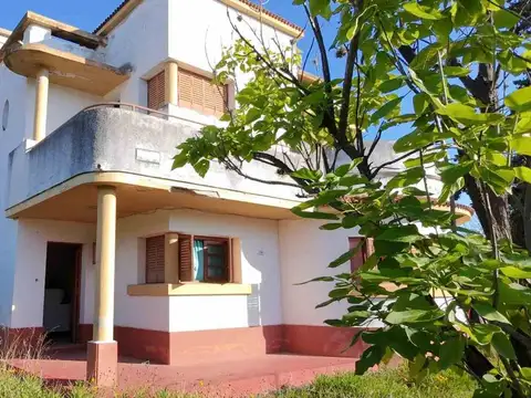 Casa 7 ambientes con 2 baños