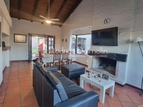 Casa 4 ambientes con 2 baños