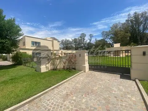 Casa en Venta con 2 cocheras