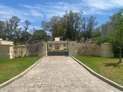 Casa 4 ambientes con 4 baños