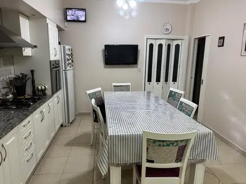 Casa en Venta con 3 cocheras