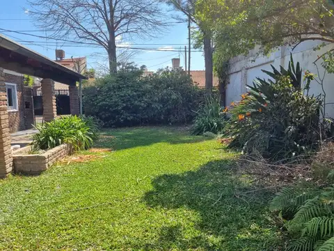 Casa en Alquiler con 2 cocheras