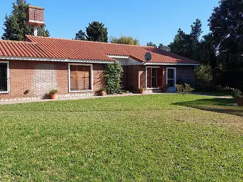 Casa Quinta en venta en Ezeiza, terreno de 2200 m2. Conquincho y piscina, más dependencia.