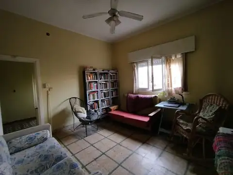 CASA AMPLIO JARDIN  Y COCHERA EXCELENTE UBICACION