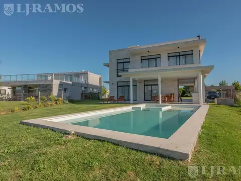 Casa en Alquiler con 4 cocheras