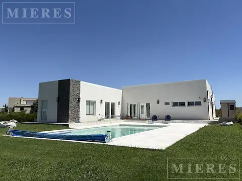 Excelente Casa en Venta en Barrio San Sebastian Area 12 lote interno