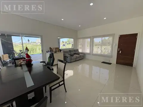 Excelente Casa en Venta en Barrio San Sebastian Area 12 lote interno