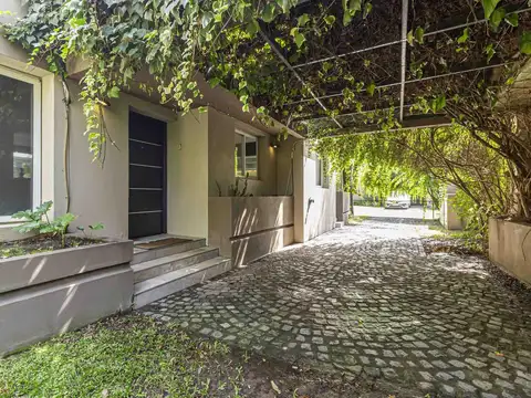 Casa en Alquiler con 3 cocheras