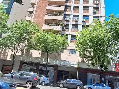 Depto en Alquiler: 3 amb. con Balcón. Muy lum. Cocina y baño completos. Lavadero.