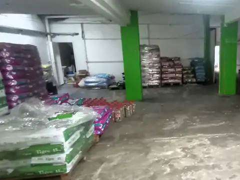 Excelente Local, depósito y oficinas sobre Av. Mosconi. A una cuadra de la plaza del Cañón.