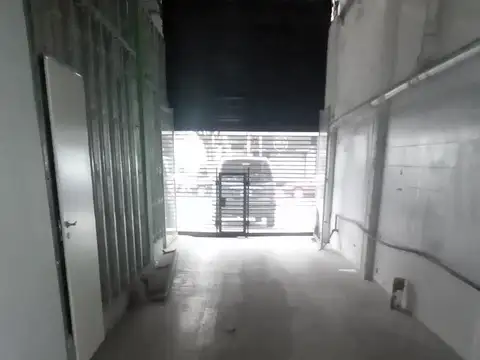 Excelente Local, depósito y oficinas sobre Av. Mosconi. A una cuadra de la plaza del Cañón.