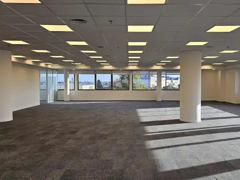 Oficina en Alquiler con 8 cocheras