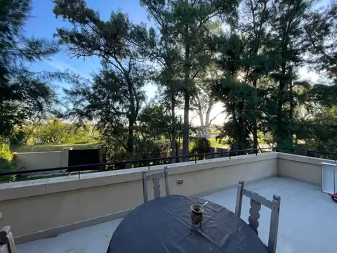 Casa en Alquiler con 1 cochera